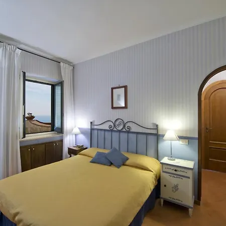 Sleeps 3 Air Con Wifi